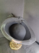 Load image into Gallery viewer, HAT BLACK FEATHERS
