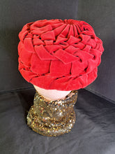 Load image into Gallery viewer, HAT RED VELVET ROUCHE
